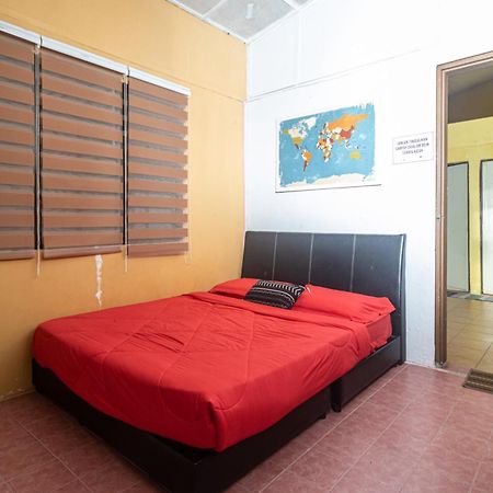 Aiza Homestay Opposite Abang Strawberry Taman Sedia Tanah Rata Eksteriør bilde