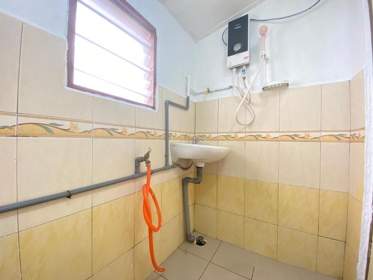 Aiza Homestay Opposite Abang Strawberry Taman Sedia Tanah Rata Eksteriør bilde