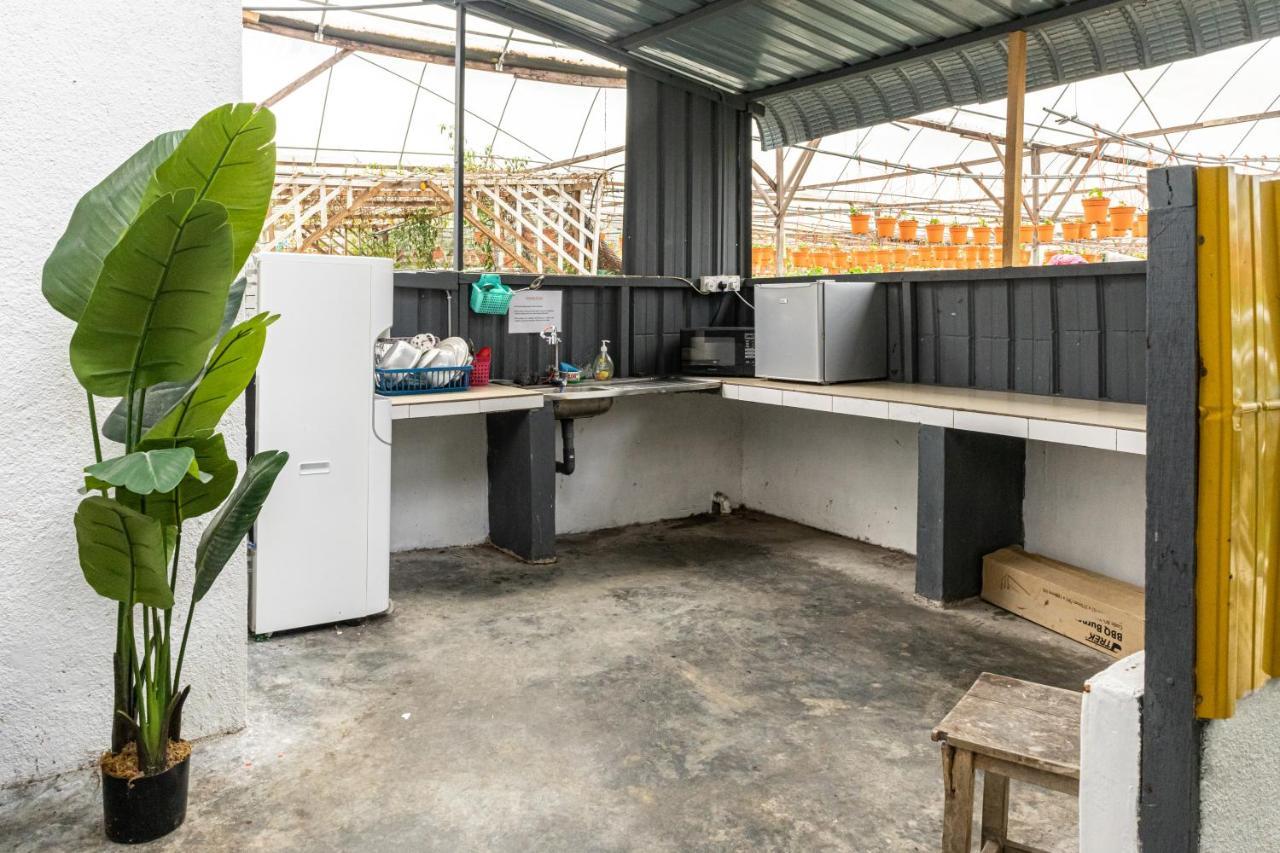 Aiza Homestay Opposite Abang Strawberry Taman Sedia Tanah Rata Eksteriør bilde