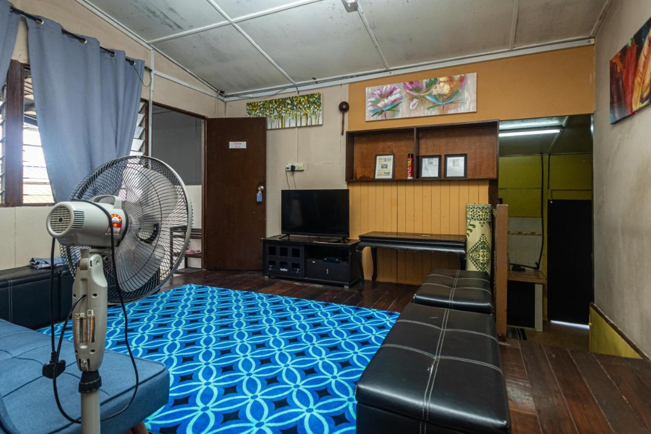 Aiza Homestay Opposite Abang Strawberry Taman Sedia Tanah Rata Eksteriør bilde